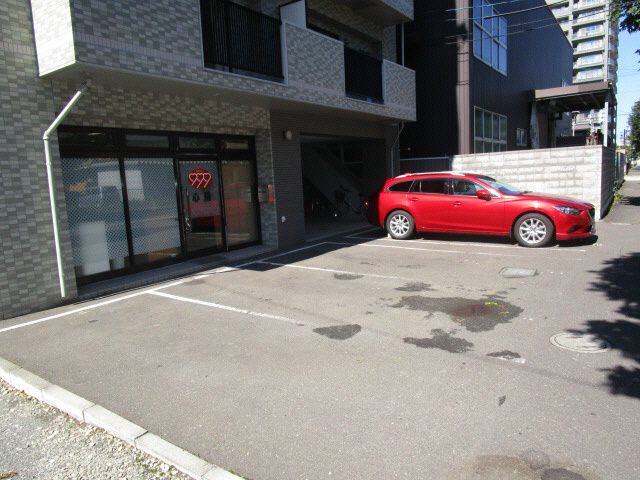 グランディーN8 駐車場