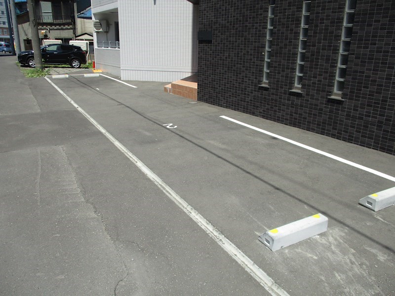 CREDIBLE 駐車場