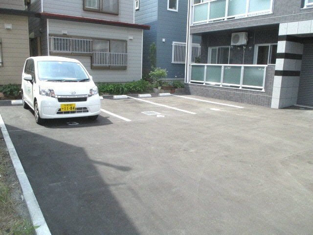 サンコート北7条　弐番館 駐車場