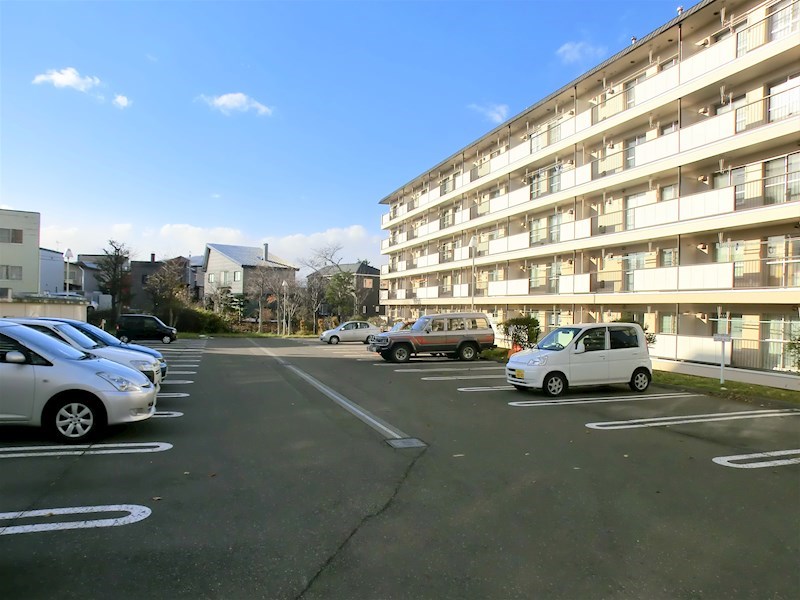 札幌西月寒団地5号棟 駐車場