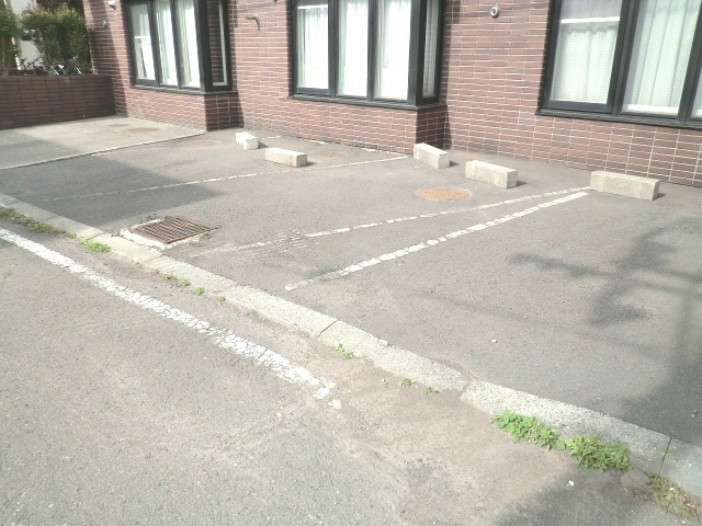 アルファアパル北11条Ⅱ 駐車場
