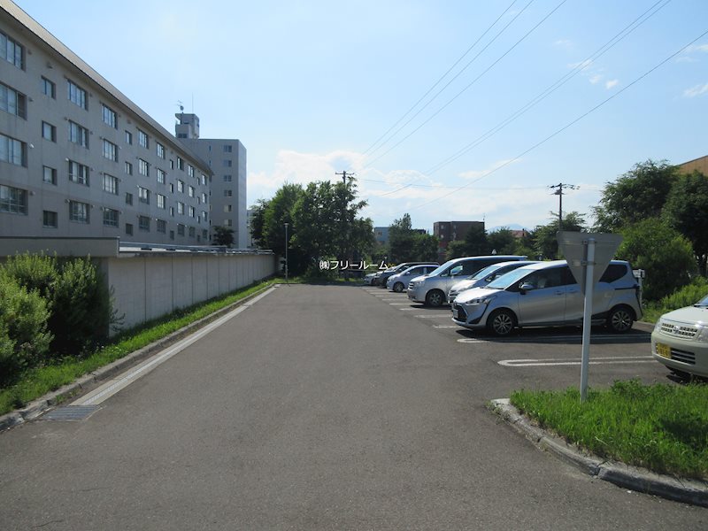 札幌西月寒団地1号棟 駐車場
