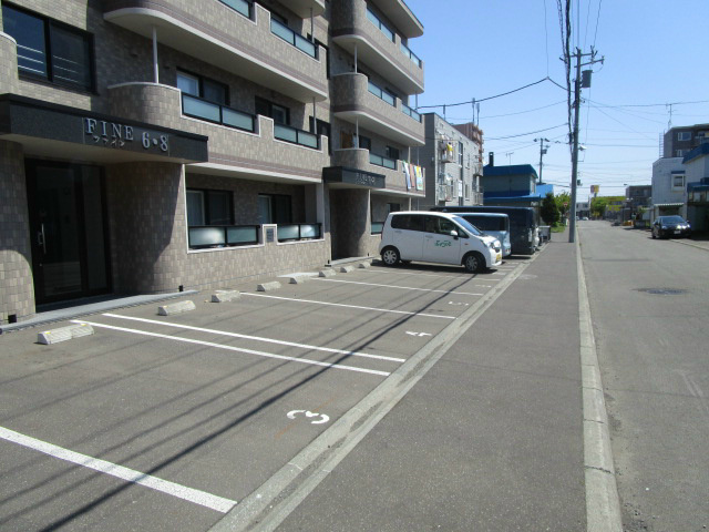 ファイン６・８ 駐車場