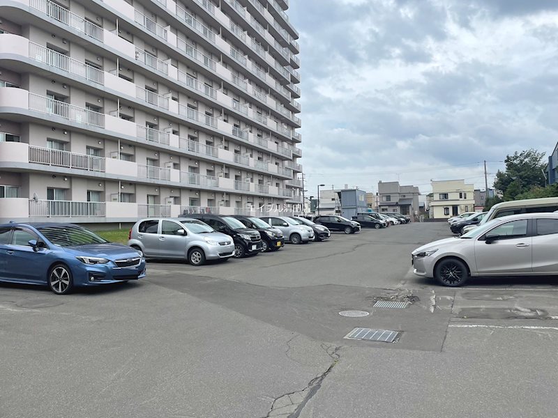 アイシティ真栄 駐車場