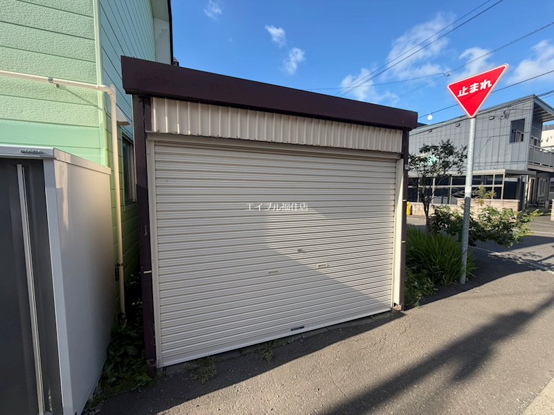 平岸4条9丁目10-15貸家 駐車場