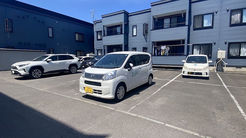 ウィンブルーⅥ 駐車場