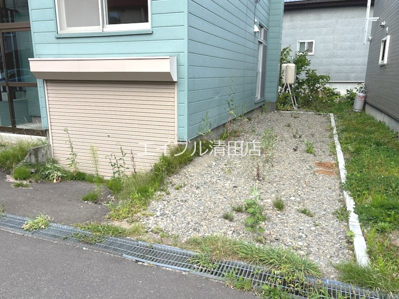 川沿1-6貸家 駐車場