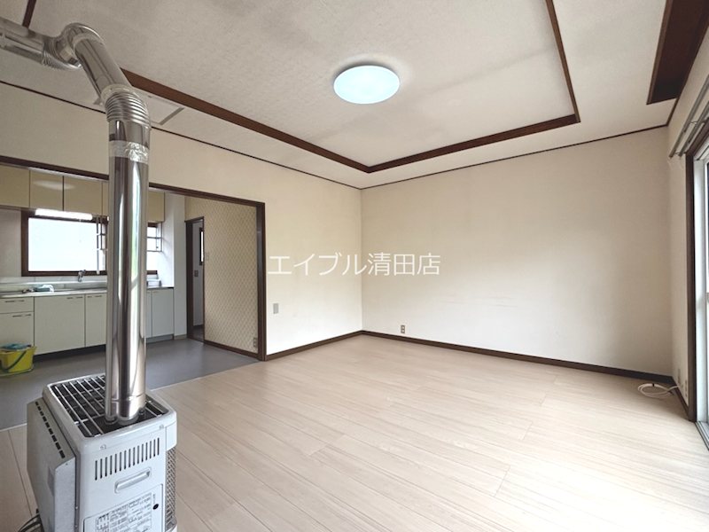 川沿1条6丁目　貸家 リビング