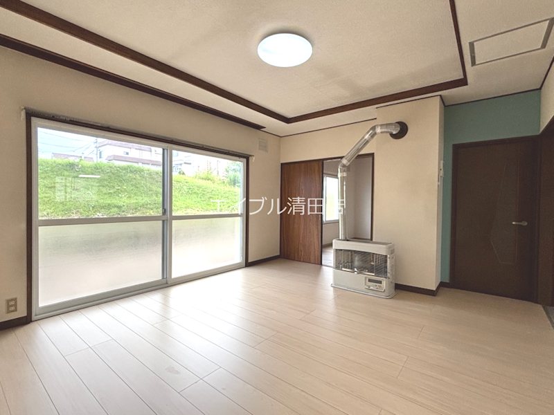 川沿1条6丁目　貸家 リビング