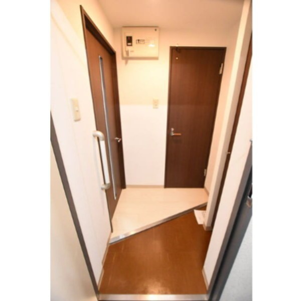 カレラ月寒中央 玄関