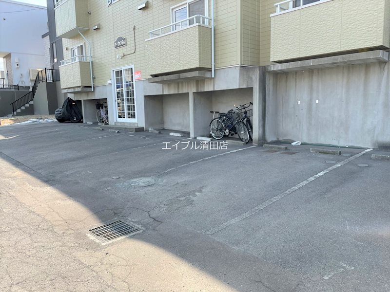 アーヴァン８４ 駐車場