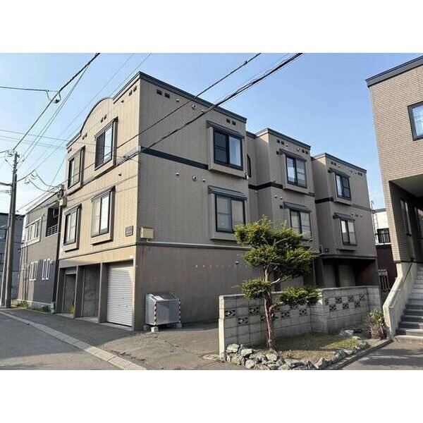 伍番館 エントランス