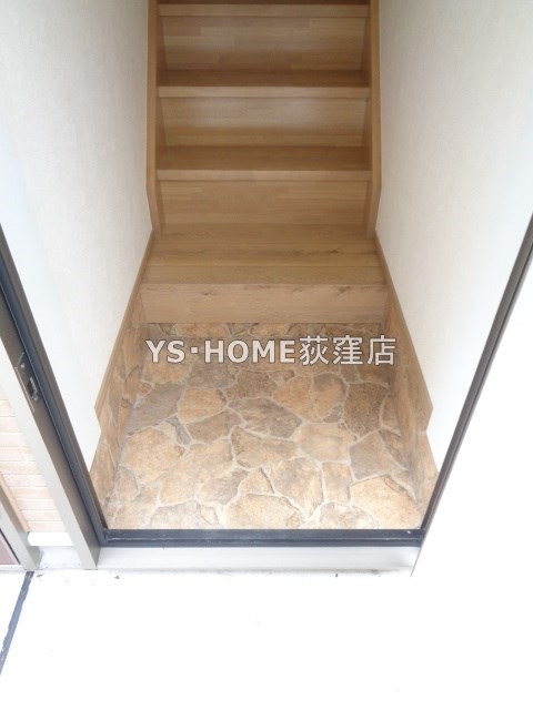 エスパーダ西荻南 玄関