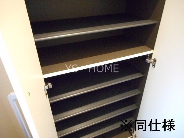 プラシード神代 玄関