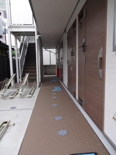 リブリ・三鷹ザ・テラス 玄関