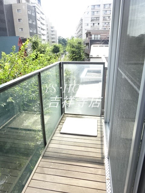 NEST  ベランダ