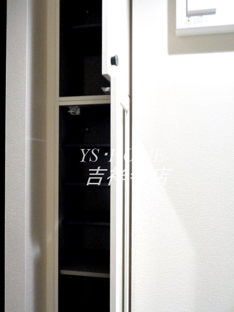 ラシーネ西荻南 玄関
