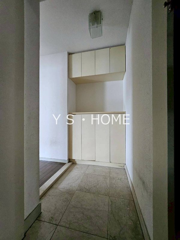 リズ国立西NO1 玄関