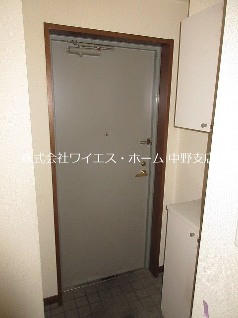 ルミエール中野 玄関