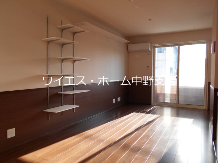 ・レッドアイ リビング