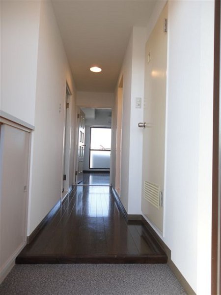 ティアラB 玄関