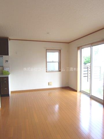 三鷹市井口4-5貸戸建 リビング