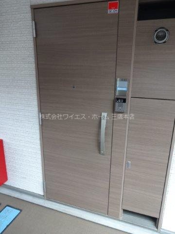 リブリ・三鷹ザ・テラス 玄関