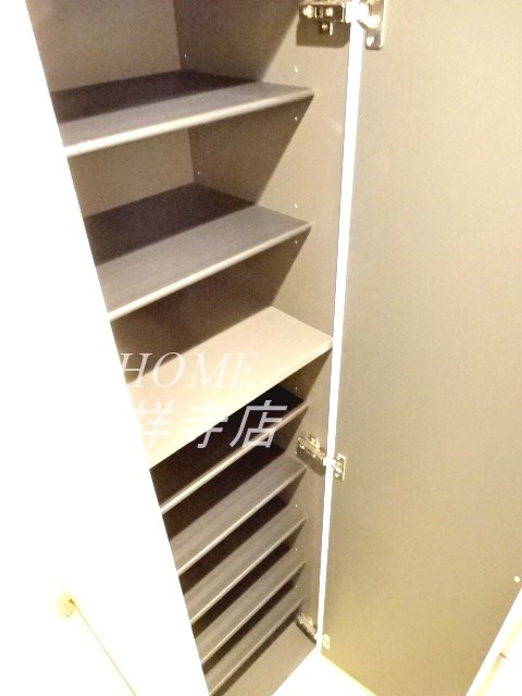 リブリ・三鷹ザ・テラス 玄関