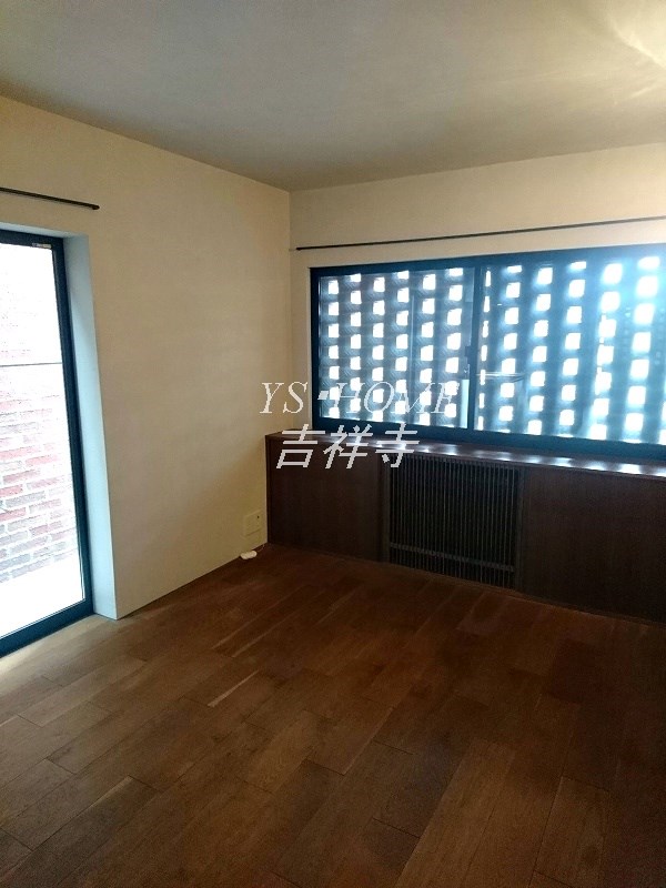 朱合院 リビング