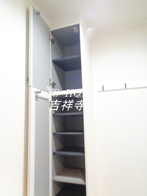 ラシーネ西荻南 玄関