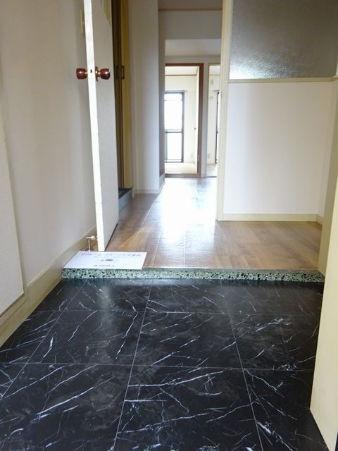 レムロード国分寺 玄関