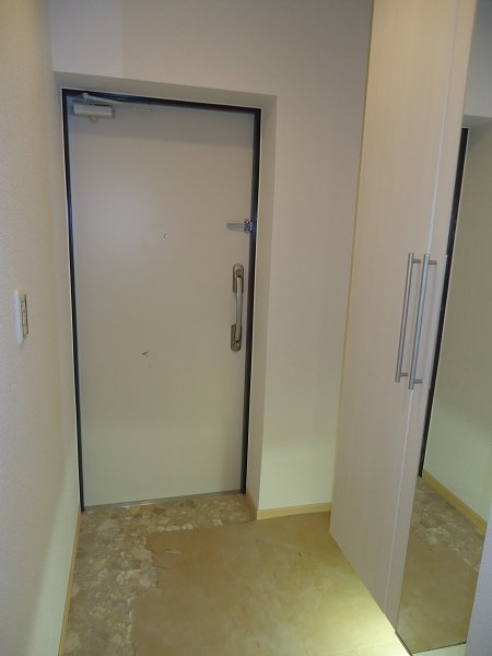 アベニール三鷹　 玄関