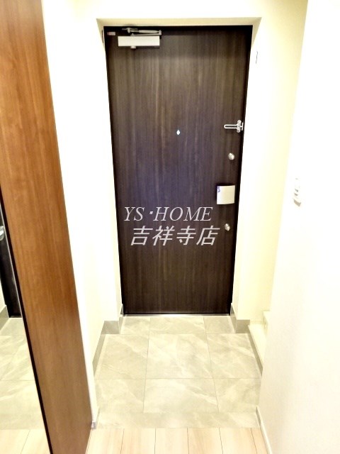 クレイシア三鷹 玄関