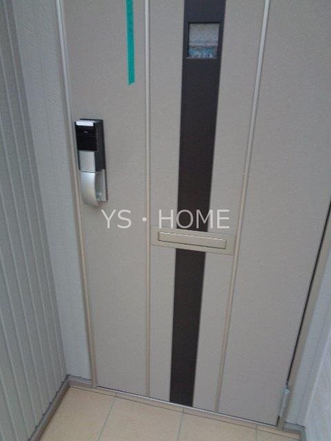 メイ・ガーデン 玄関