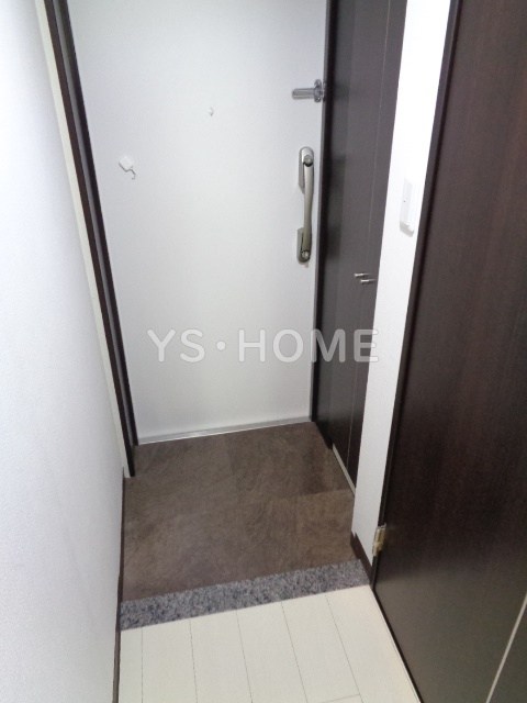 リナセールナオミ 玄関