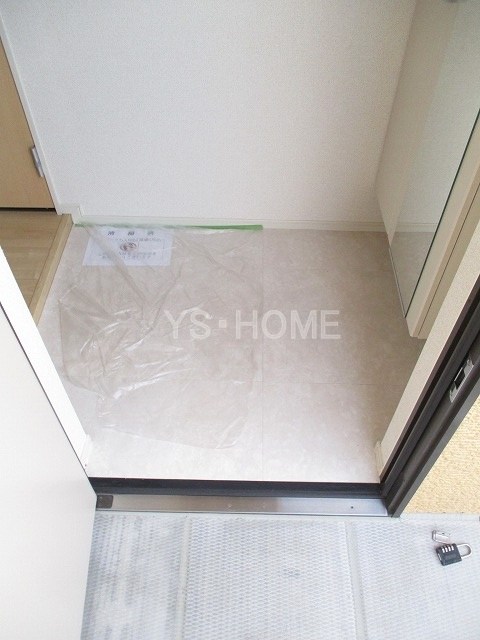 メゾン　ド　ルナロッサ 玄関