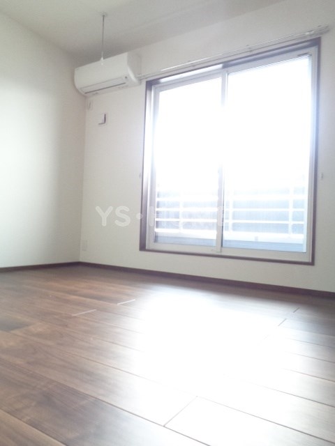 J wing East ベッドルーム