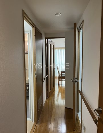 アドニス・モリヤ 玄関