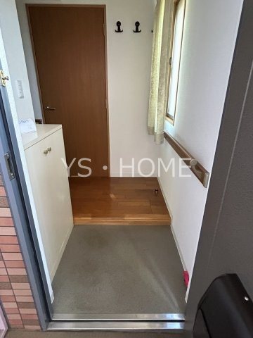 アドニス・モリヤ 玄関