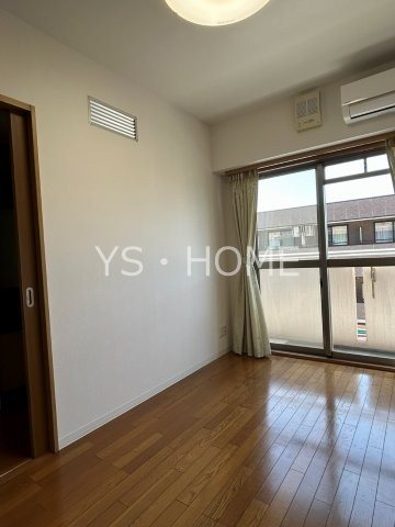 アドニス・モリヤ リビング