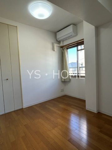 アドニス・モリヤ ベッドルーム