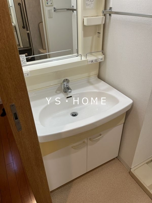 アドニス・モリヤ その他1