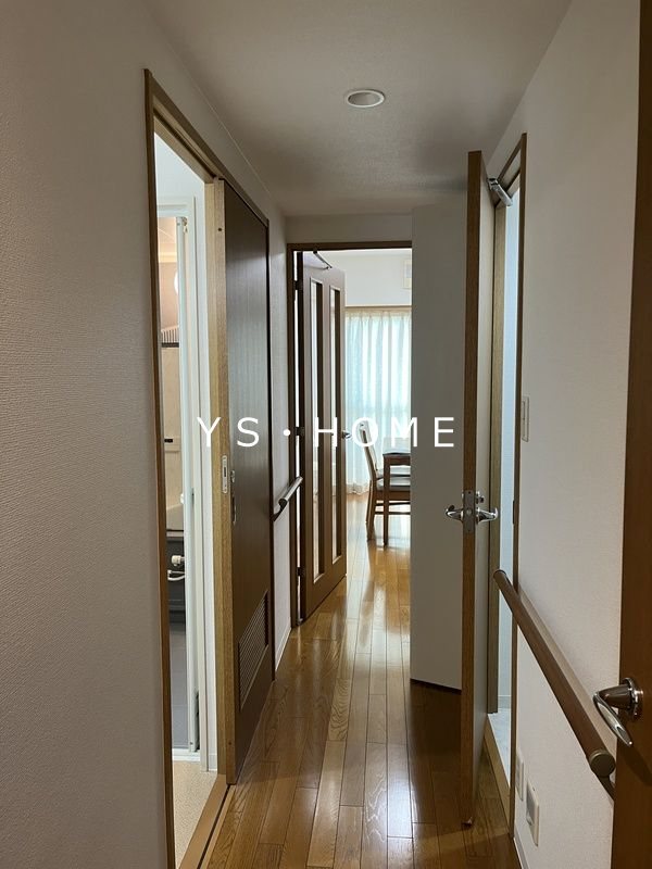 アドニス・モリヤ 玄関