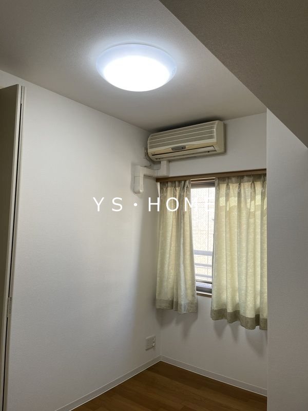 アドニス・モリヤ ベッドルーム