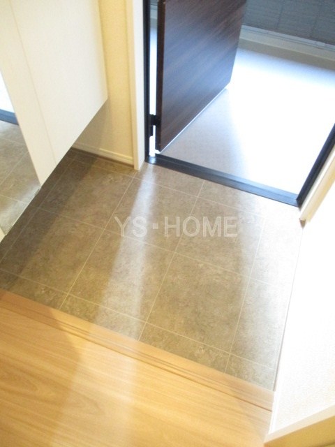 ロイジェント井荻C棟 玄関