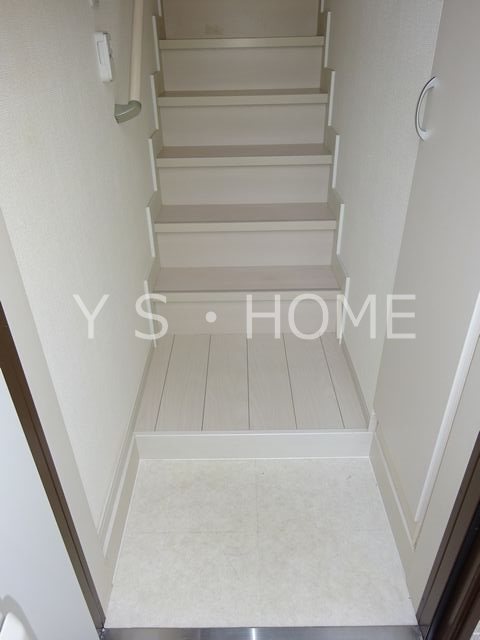 リブリ・Felice国立 玄関