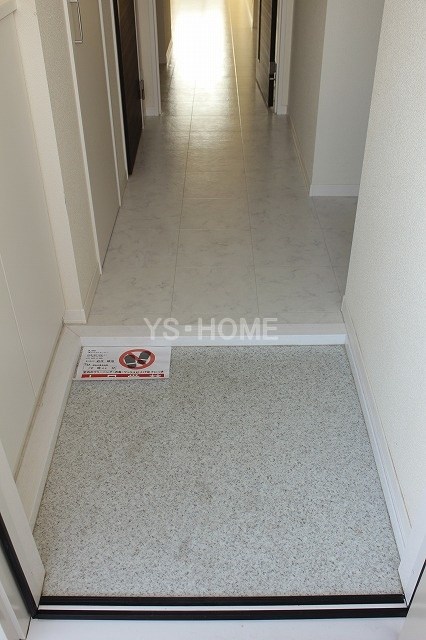 ペルショワール・ルリナ  玄関