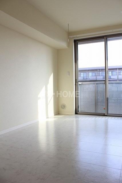 ペルショワール・ルリナ  リビング