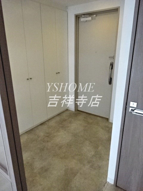 トラッセルズ 玄関