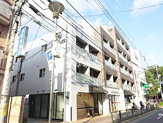 トラッセルズ 外観